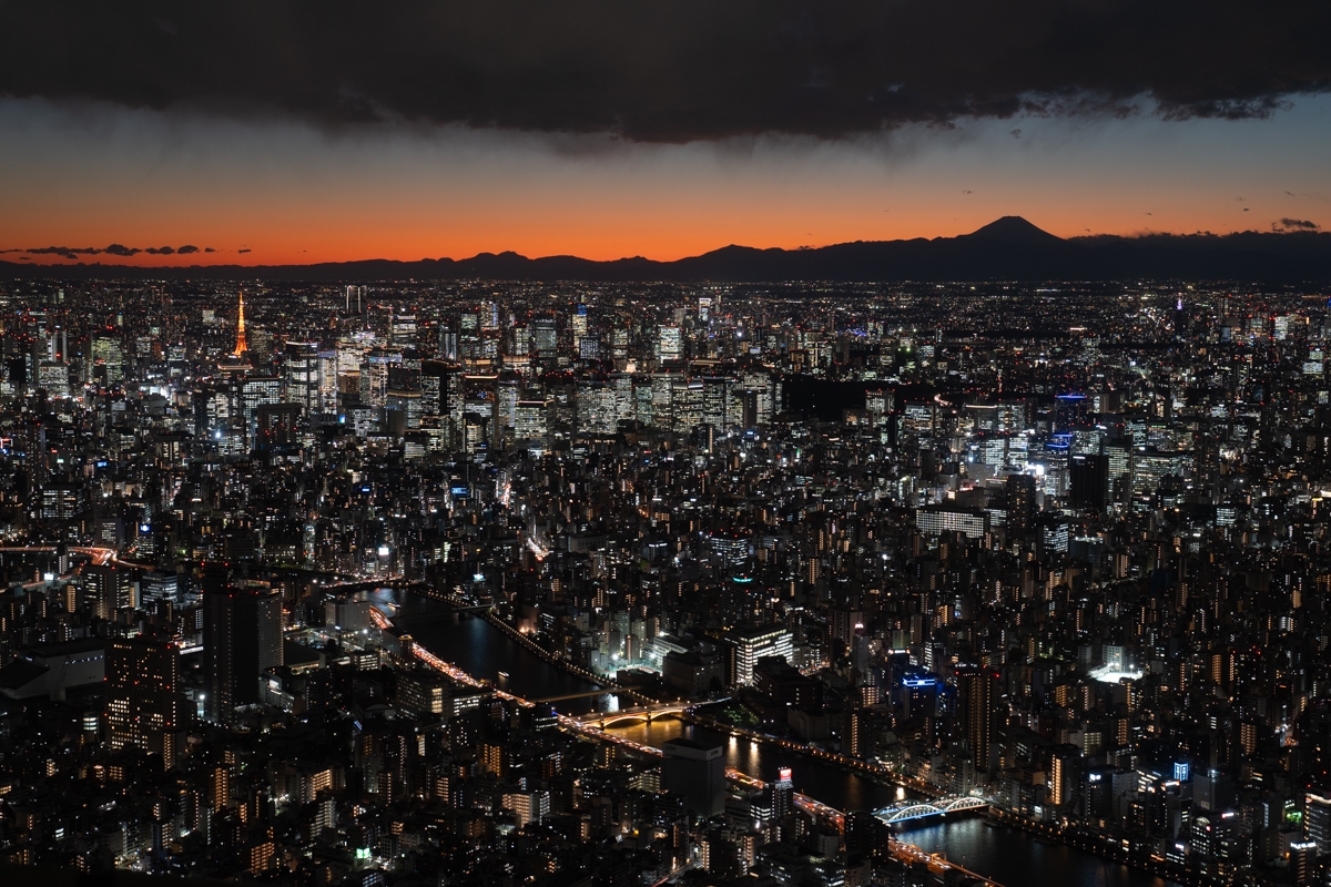 ジェネ変換で雲をマジックアワーの空に変える前の作例