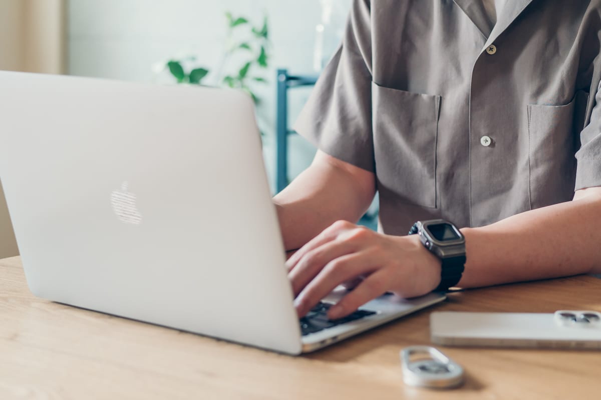 MacBookでLuminar Neoを操作する様子