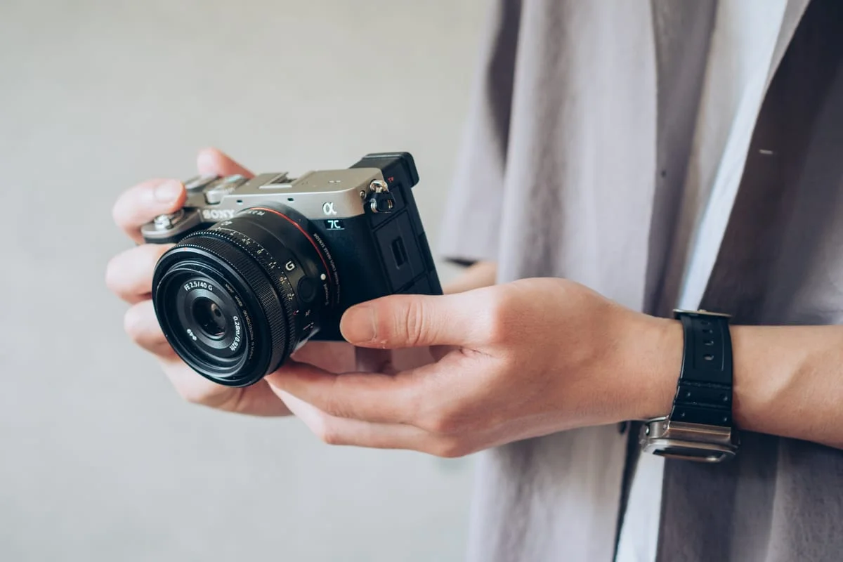 SONYのカメラを手に取る様子