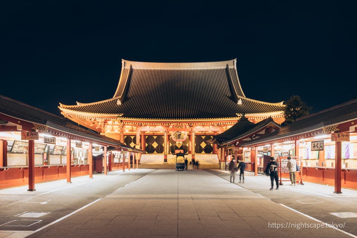 夜间灯光照明的观音堂（本堂）