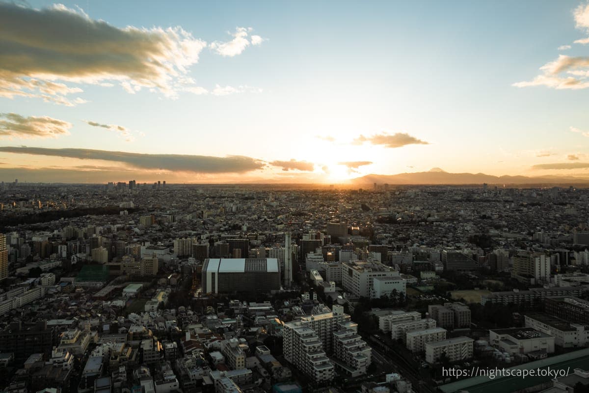 从空中酒廊眺望夕阳景色