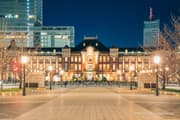 行幸通りから眺めるライトアップされた東京駅