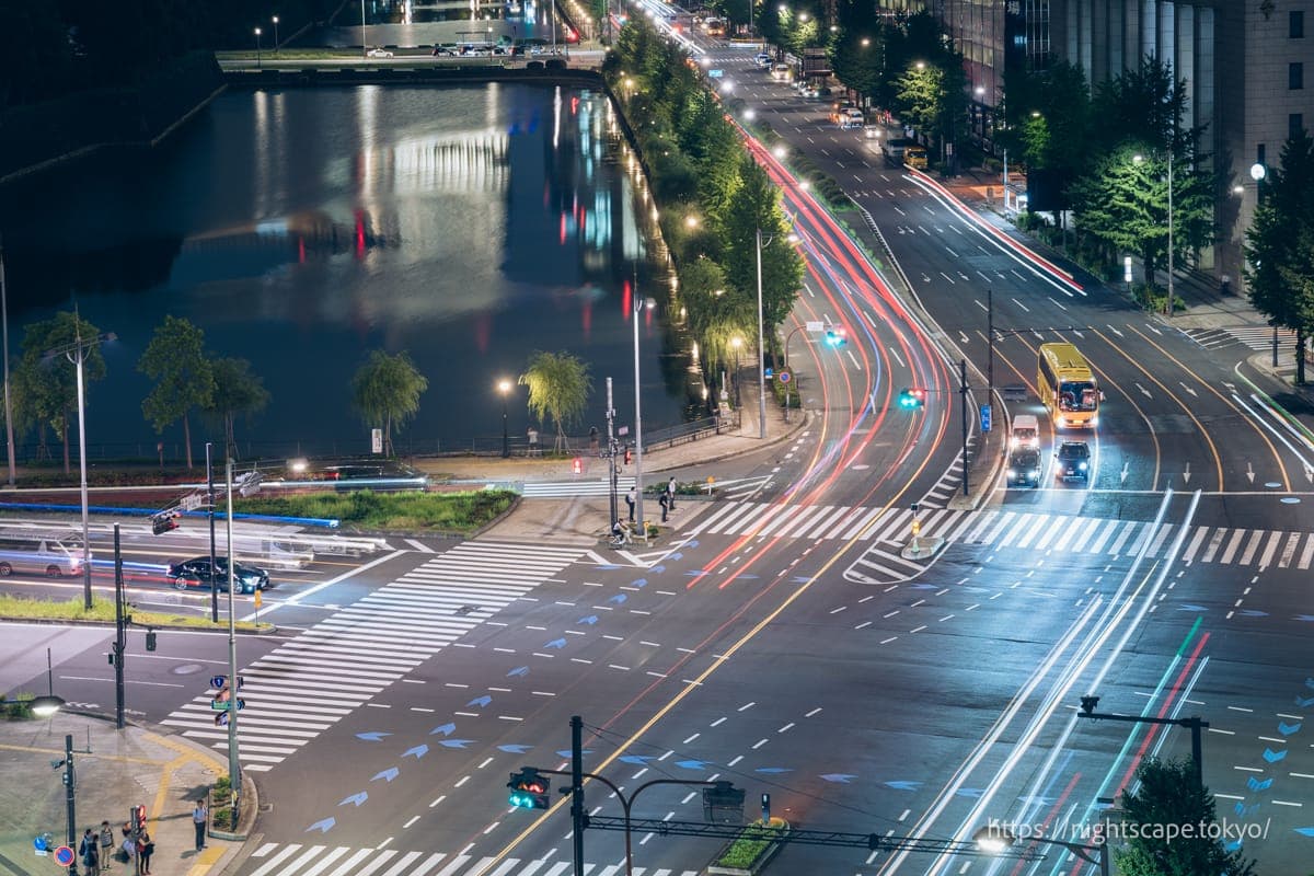 日比谷大街上车辆行驶的光轨