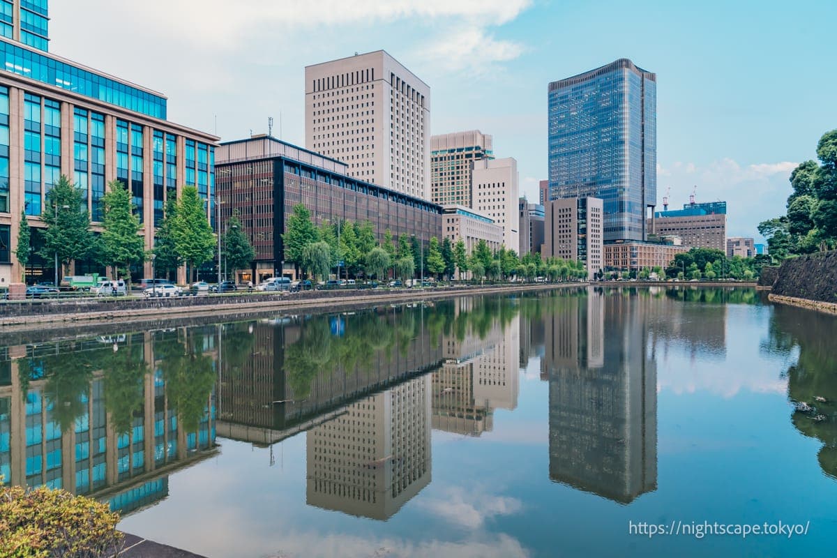 从日比谷护城河拍摄的倒影（白天）