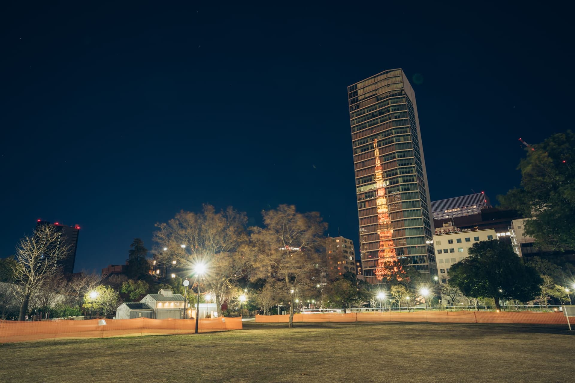 高樓大廈映照著東京鐵塔的景象