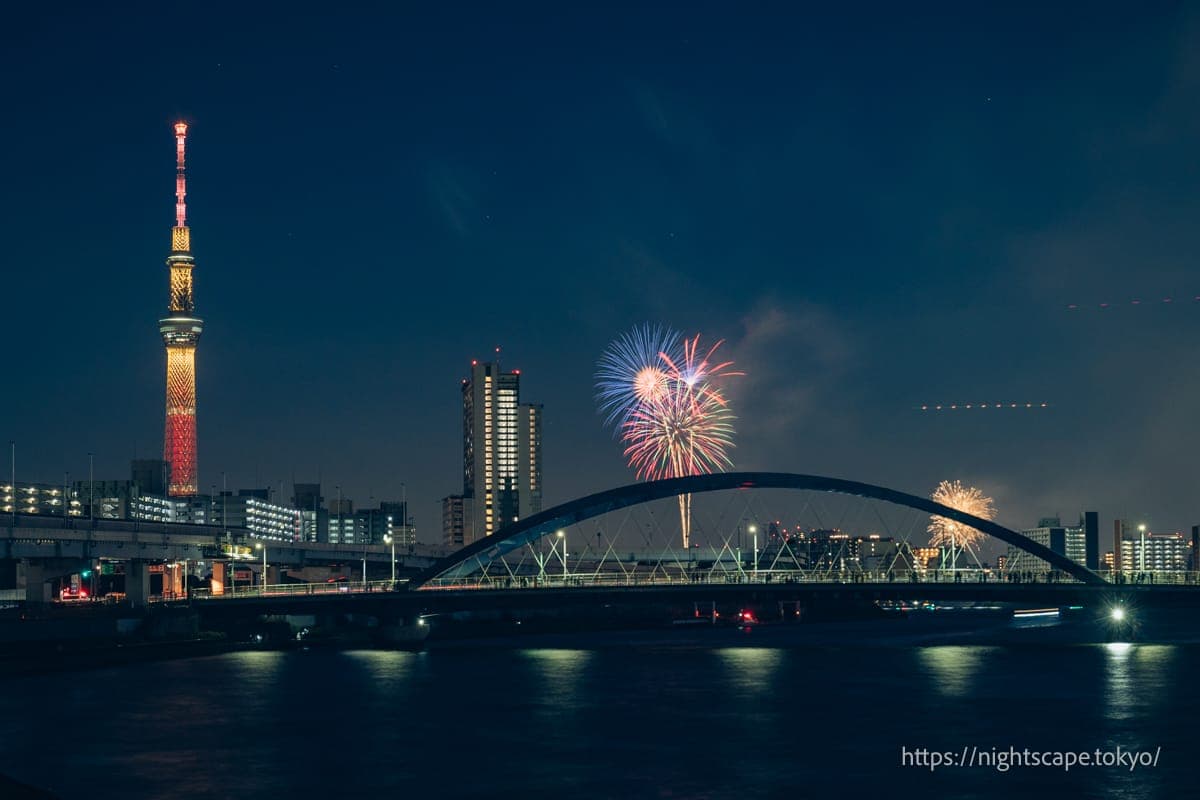 从汐入公园周边拍摄的隅田川花火大会