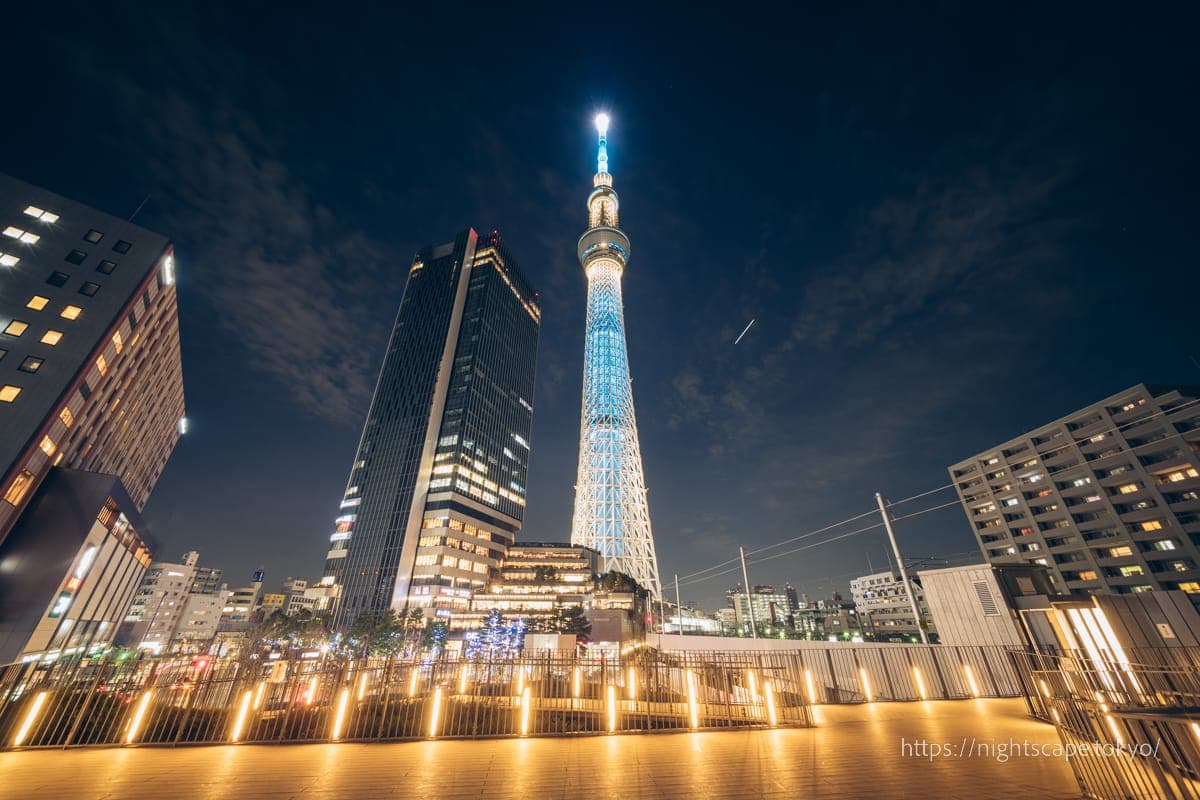 晴空塔自行车停车场屋顶广场的夜景