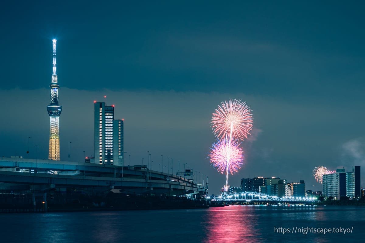 从汐入公园周边拍摄的隅田川花火大会