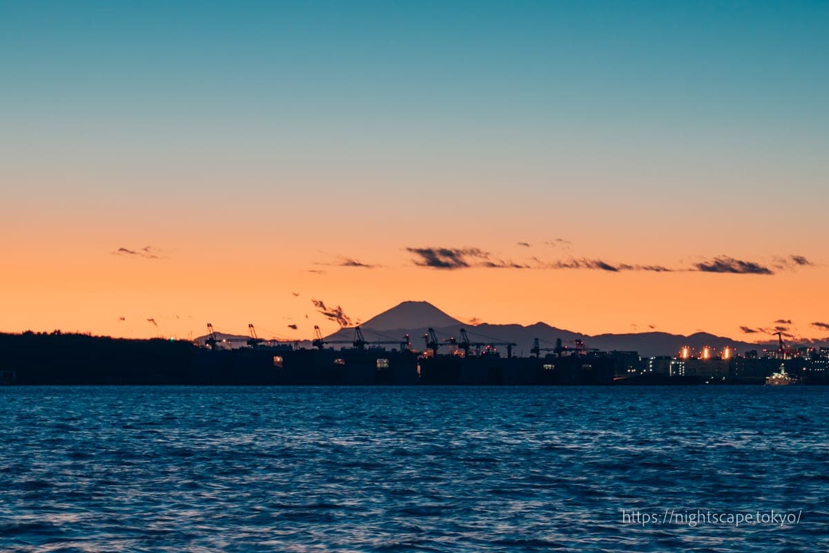 从若洲海滨公园眺望富士山