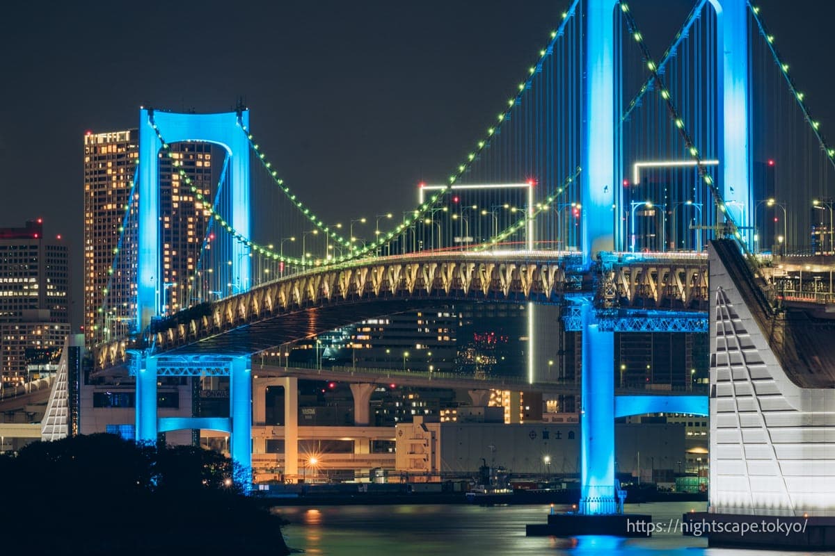 蓝色灯光点亮的彩虹大桥