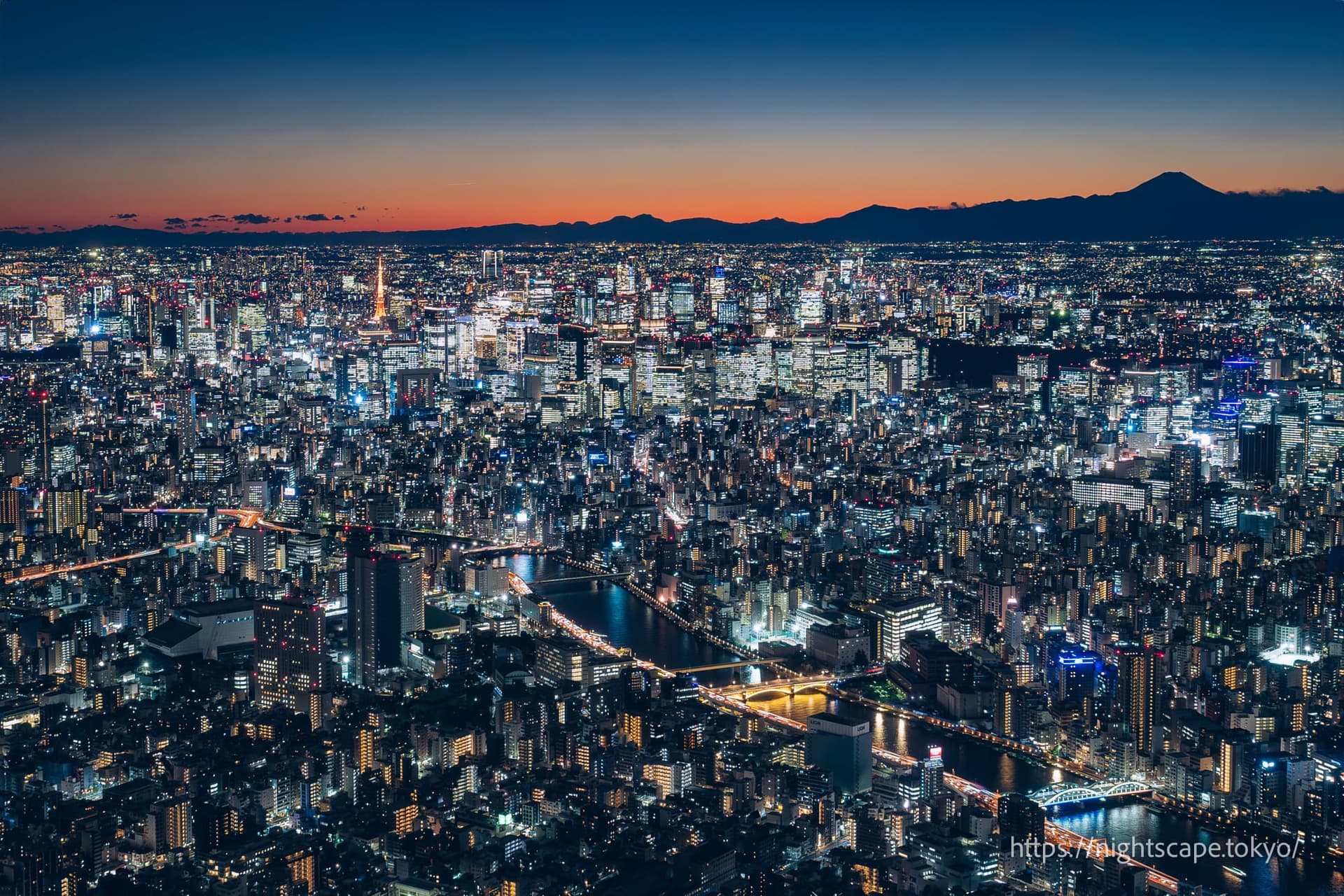 从晴空塔眺望富士山和东京塔