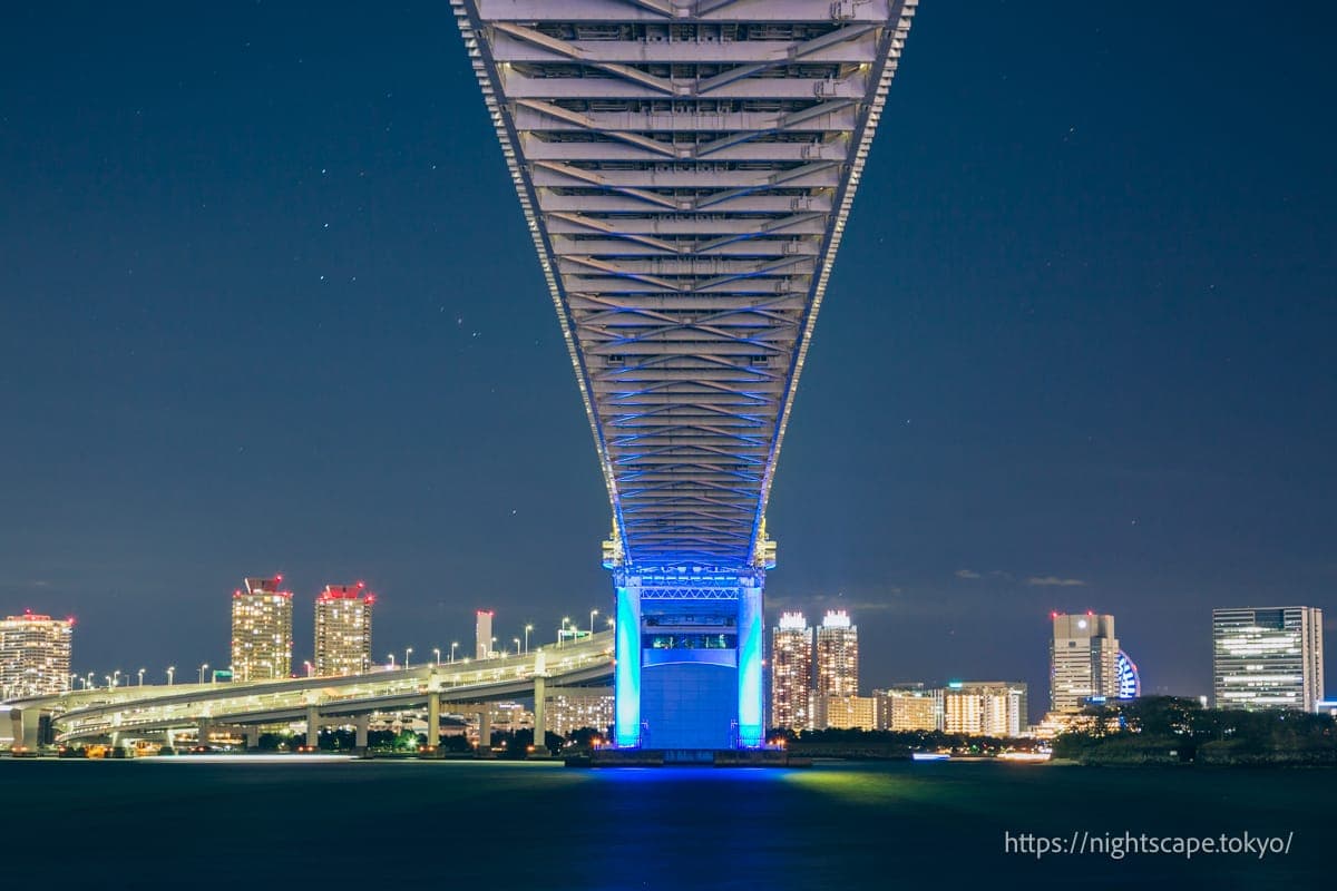彩虹色闪耀的彩虹大桥