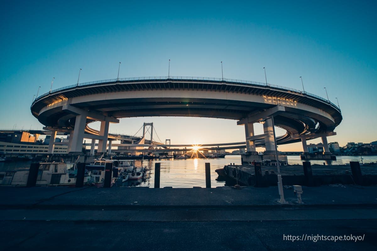 朝阳从环形桥中央升起的景象