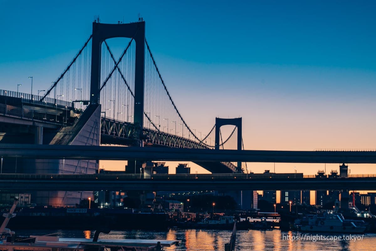 黎明前的彩虹大桥