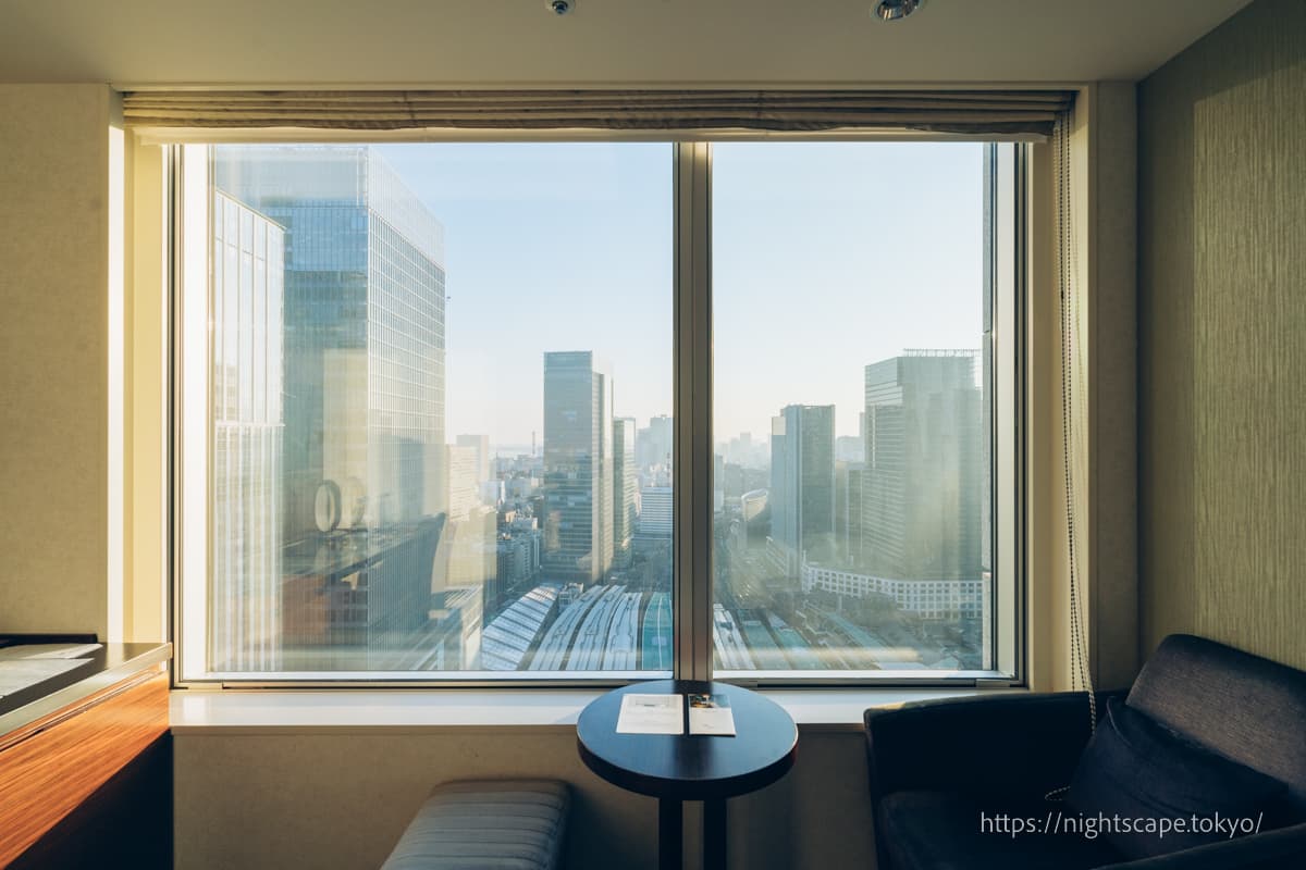 大窗外展现的列车景观