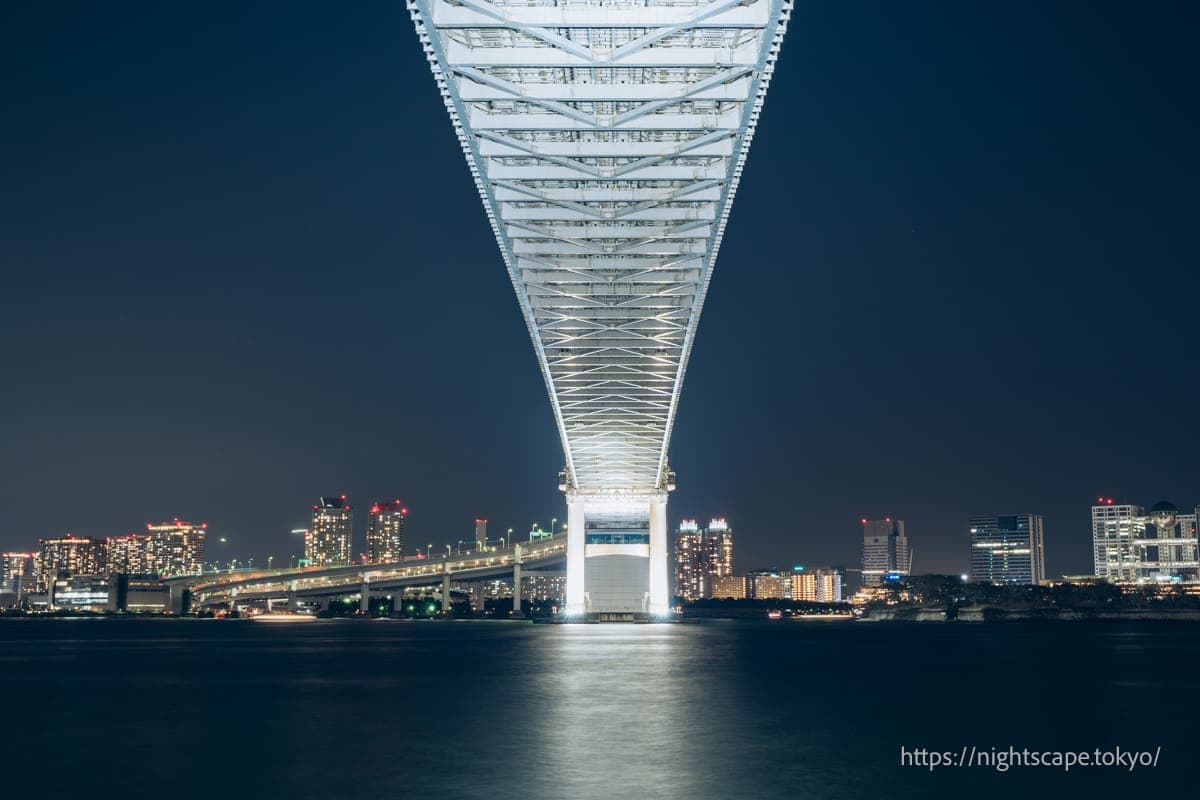 从正下方仰望彩虹大桥