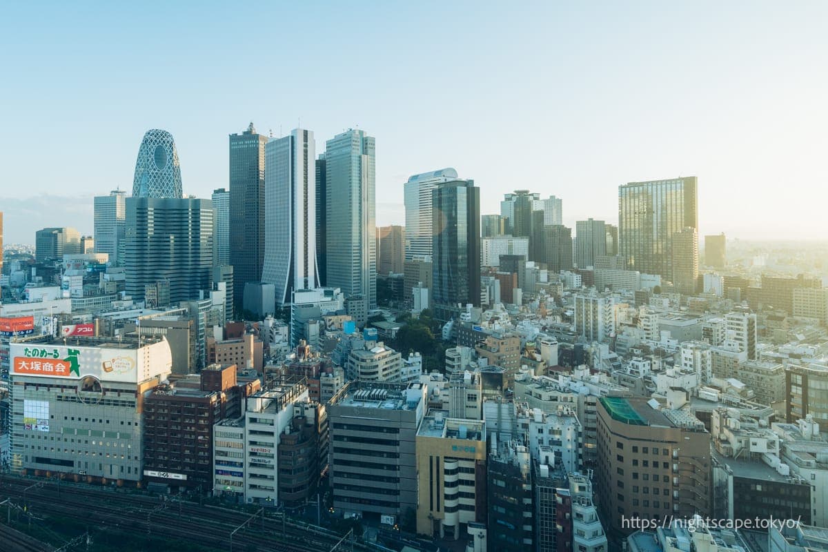黄昏时分的新宿街景