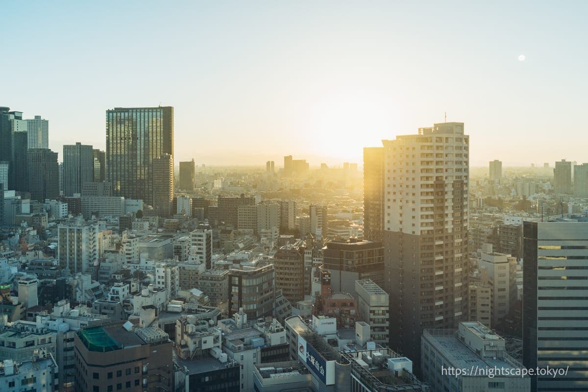 黄昏时分的新宿街景