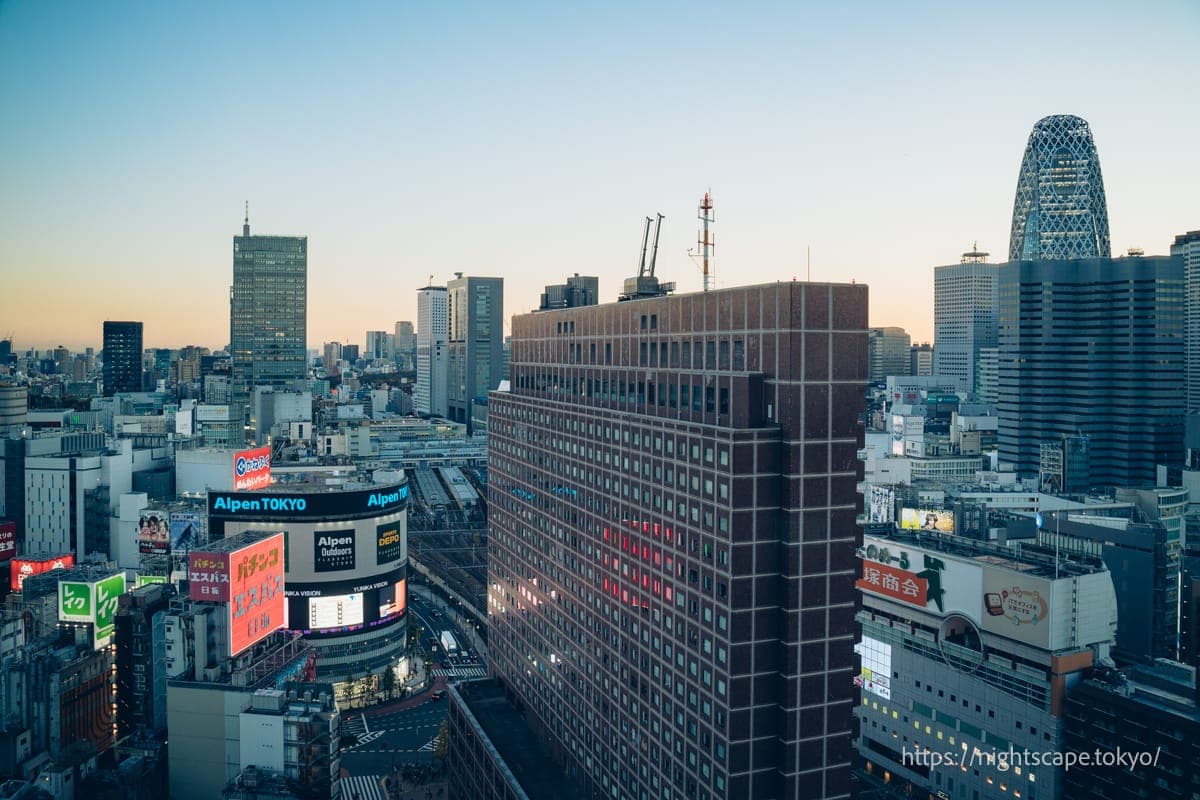 JR新宿站方向的街景