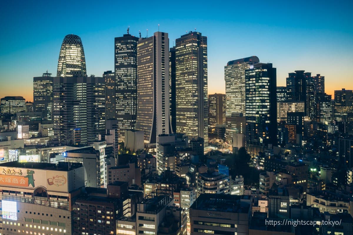灯火辉煌的新宿高层建筑群