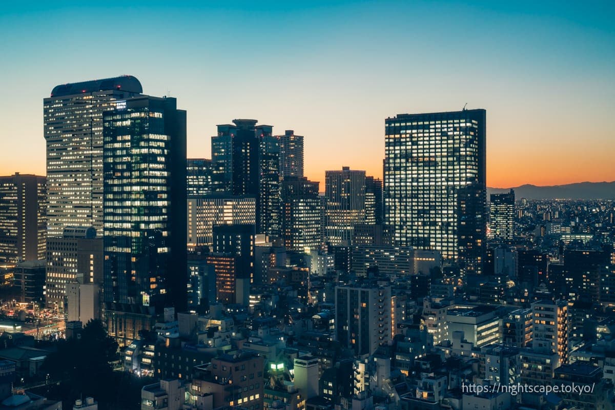 茜色天空与高层建筑群