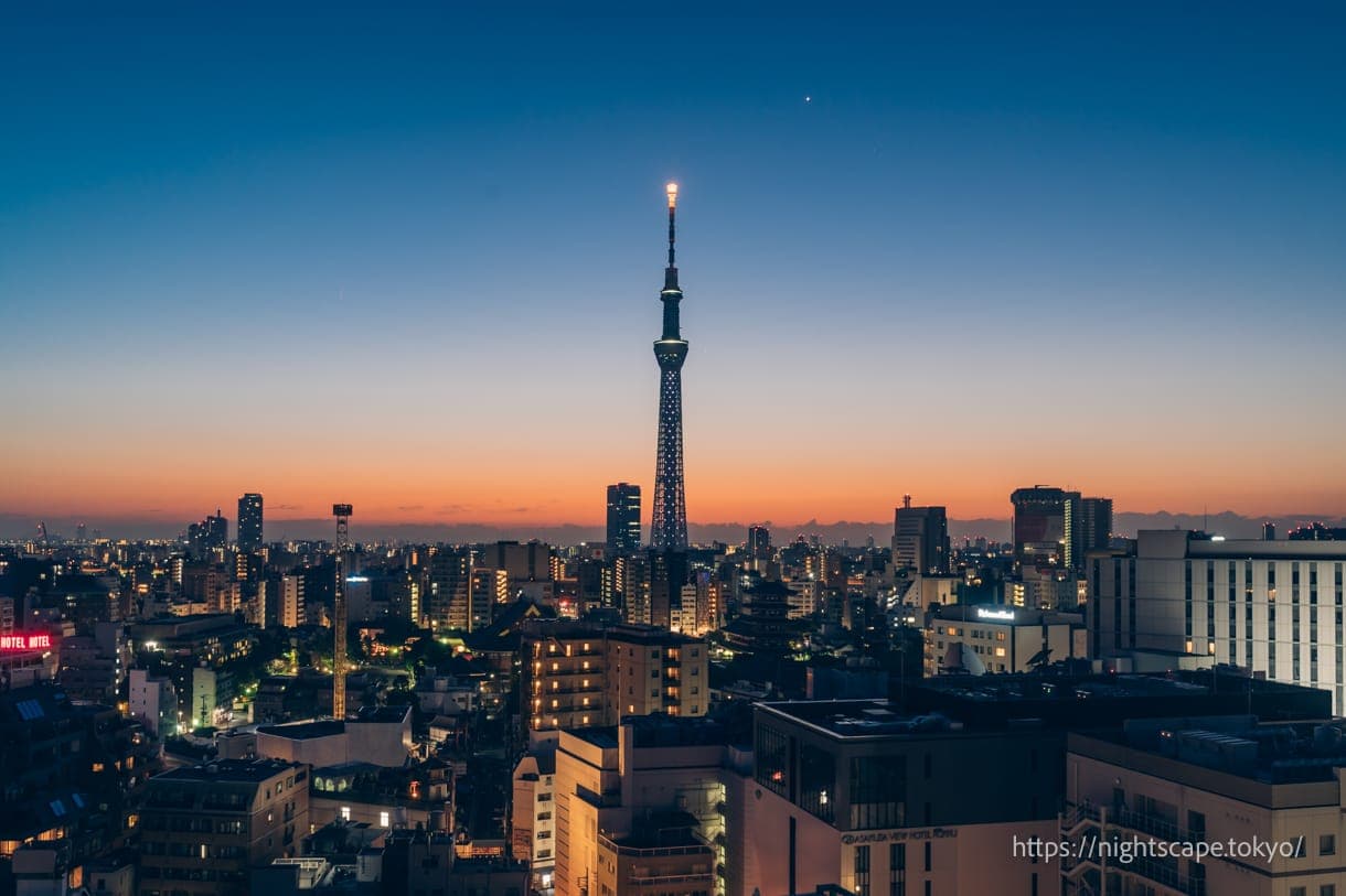 从浅草景观酒店眺望日出前的景色