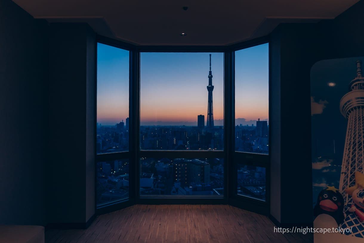 从20层观景楼层眺望晨曦