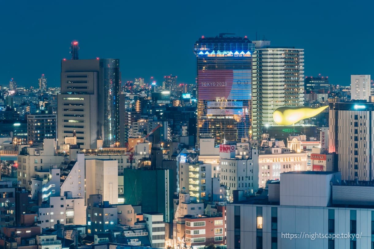 以金色雕塑为特色的朝日啤酒总部大厦