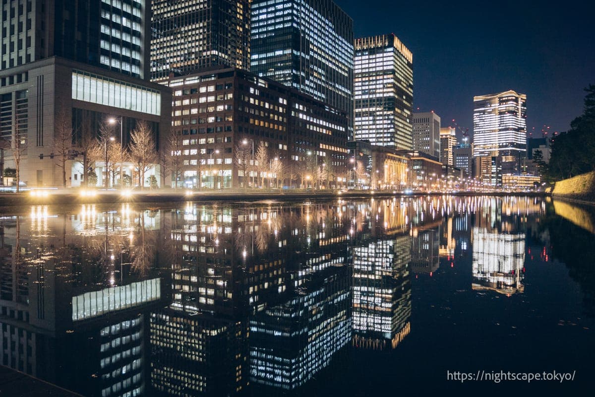 从日比谷护城河拍摄的倒影照片