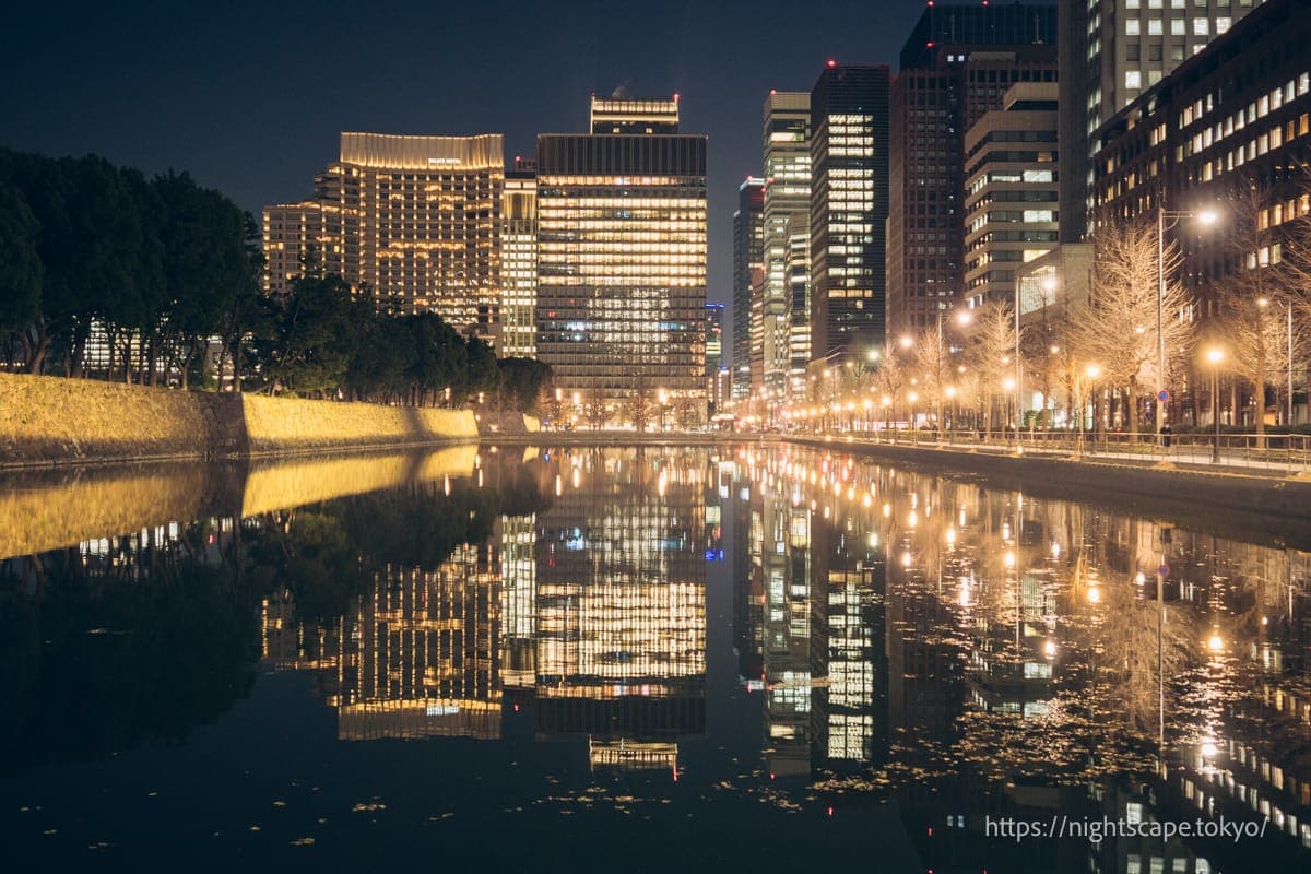 从日比谷护城河拍摄的大手町方向夜景