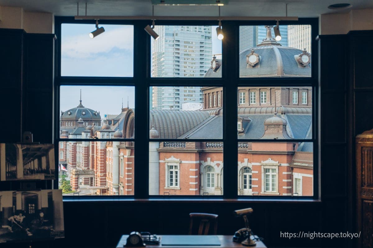 从原东京中央邮局局长室眺望黄昏时分的东京站