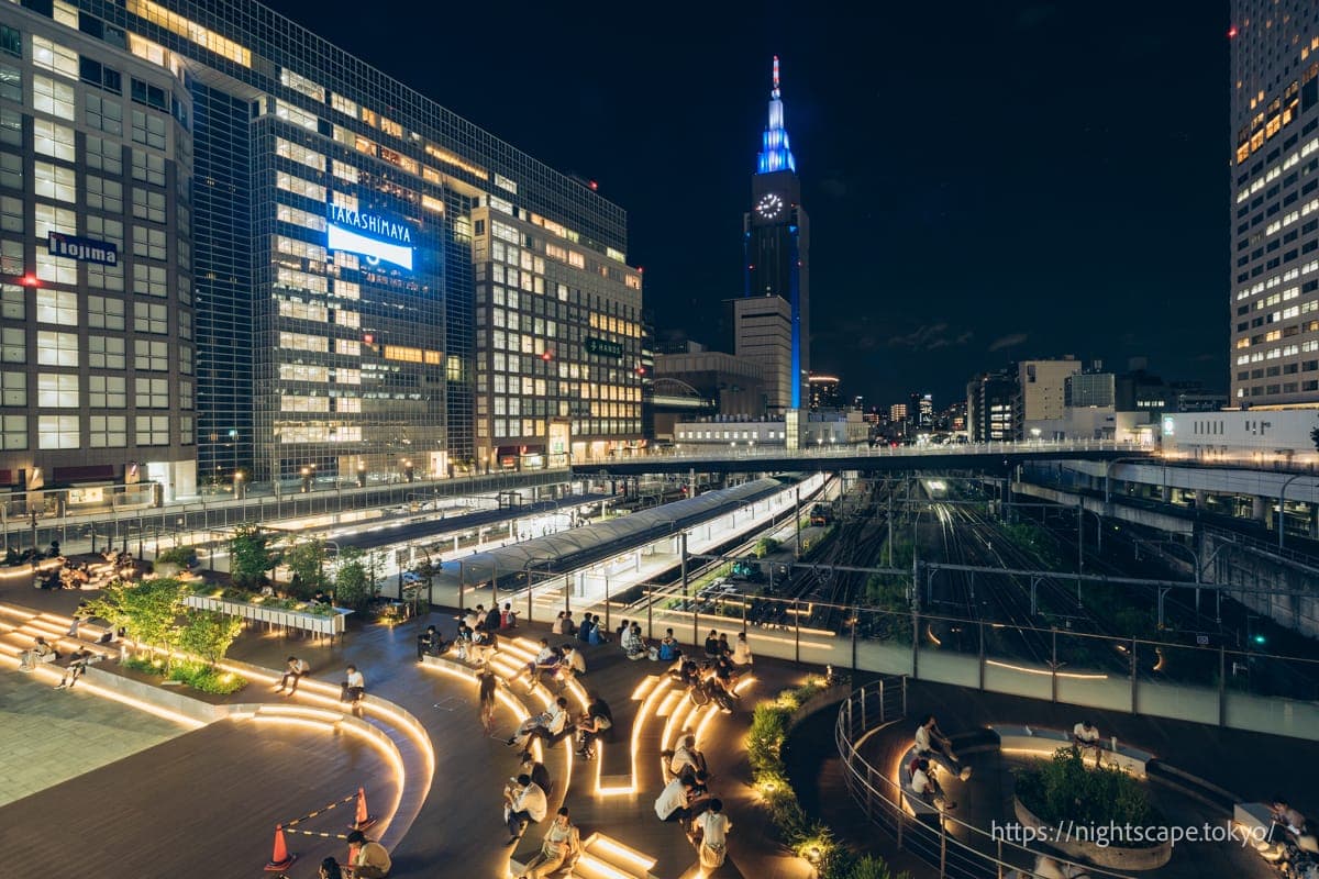 西瓜卡企鹅广场 新宿巴士总站的夜景