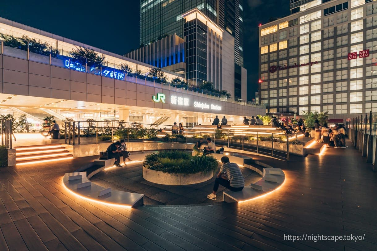 以温和明亮的足部照明为特色的Suica企鹅广场