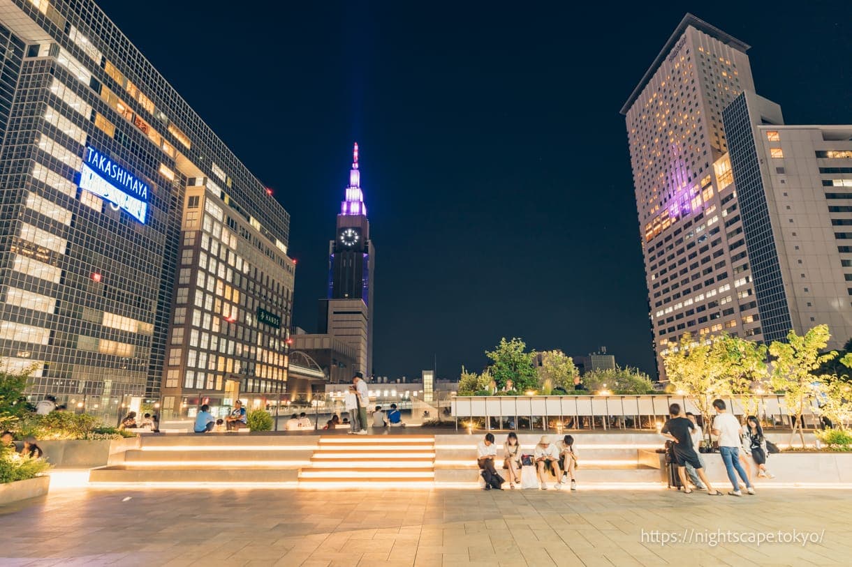 从Suica企鹅广场眺望NTT都科摩大厦