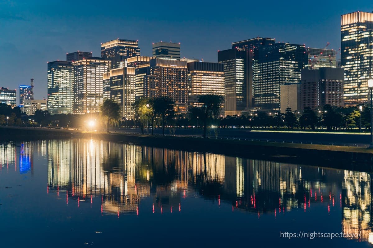 美丽倒映在皇居内护城河中的摩天楼