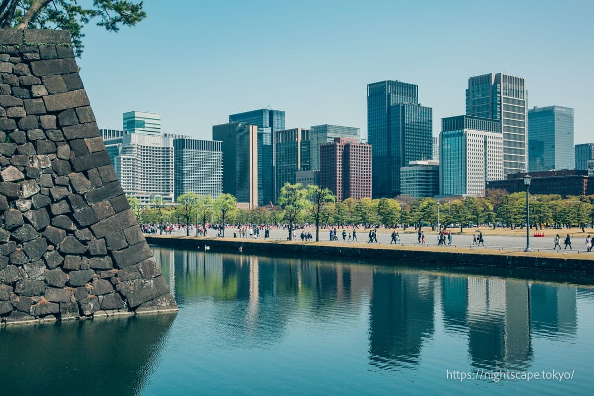 美丽倒映在皇居内护城河中的摩天楼