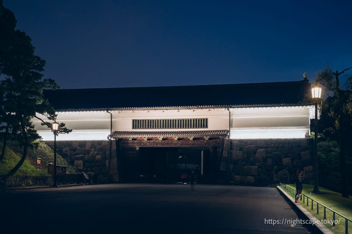 灯光照明下的樱田门