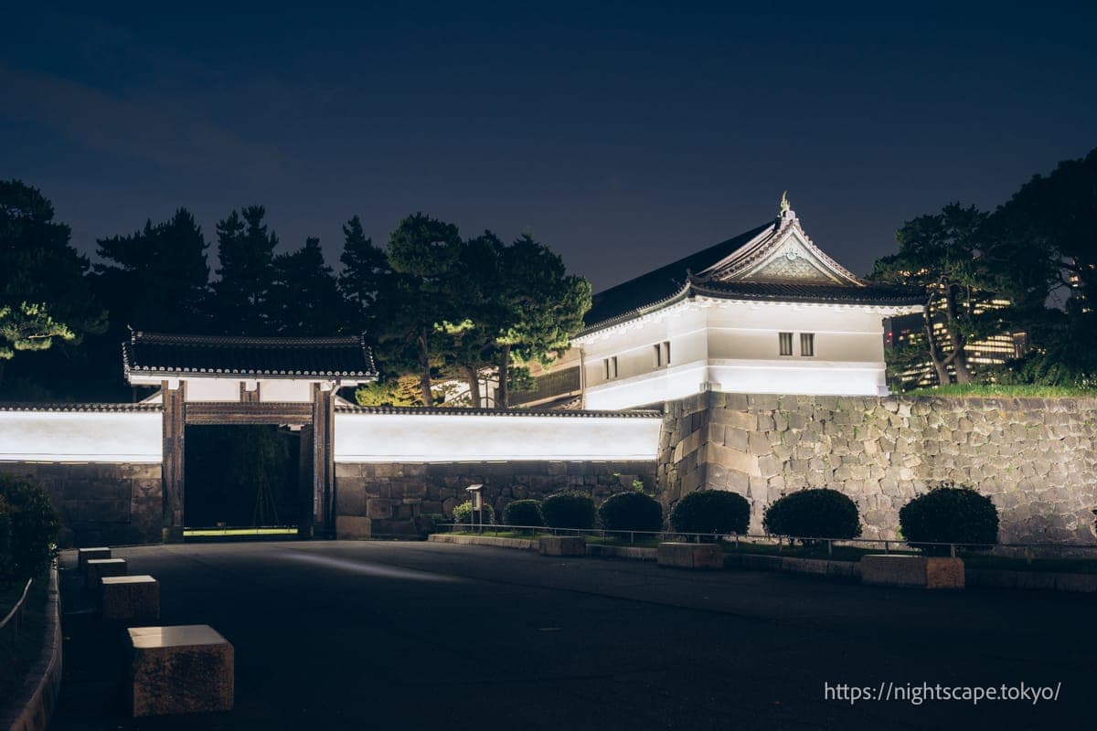 灯光照明下的樱田门