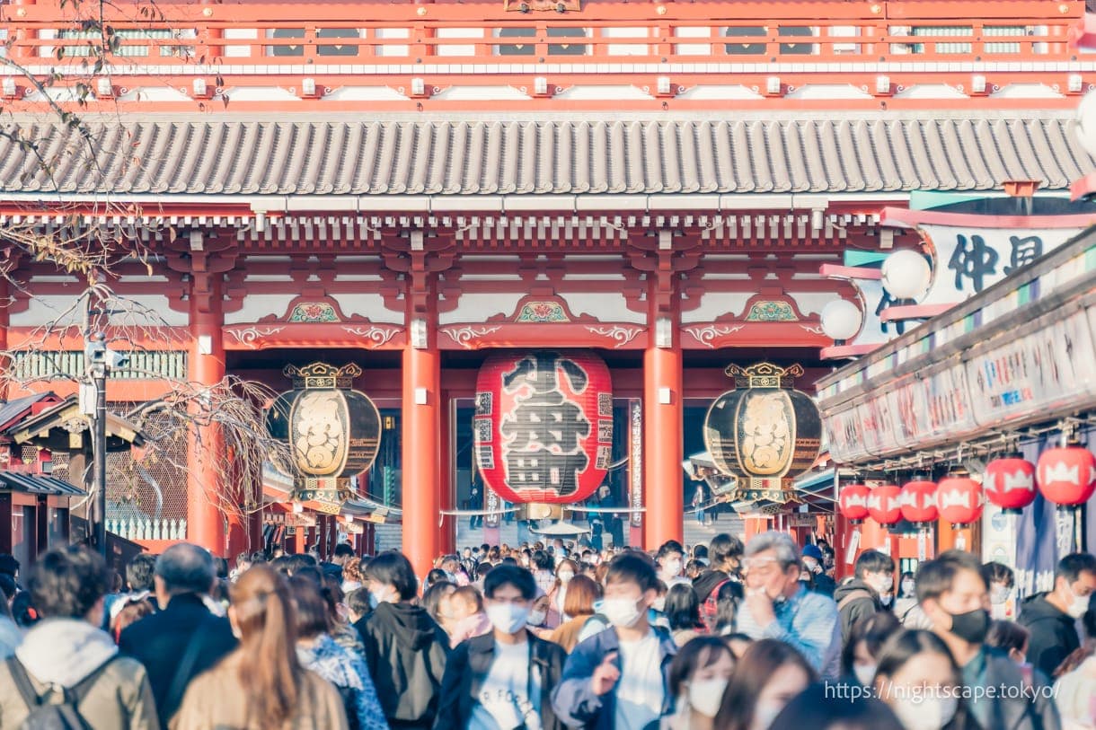 游客众多热闹的仲见世通