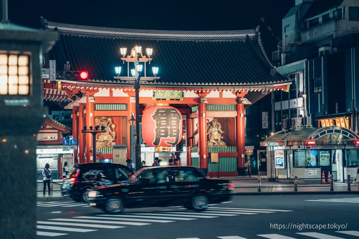 夜间灯光照明的雷门・风雷神门