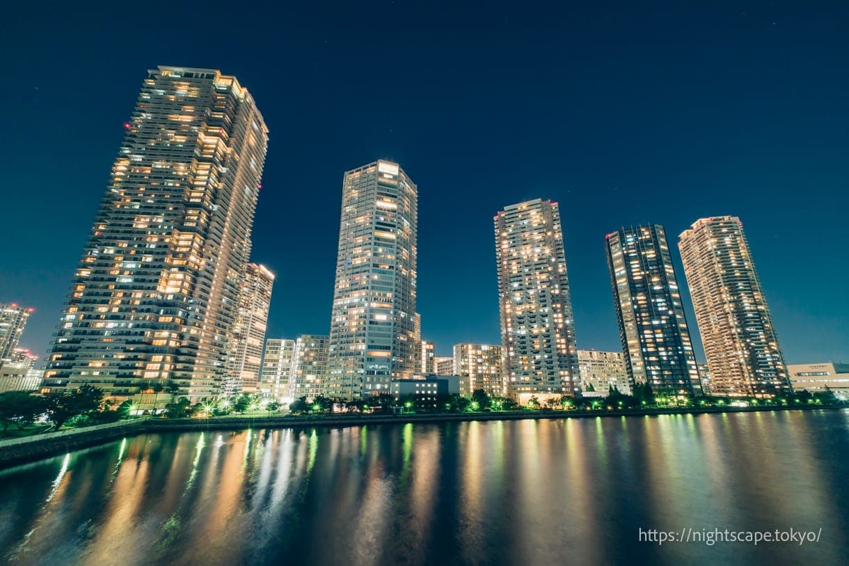 用超广角镜头拍摄的高层建筑群