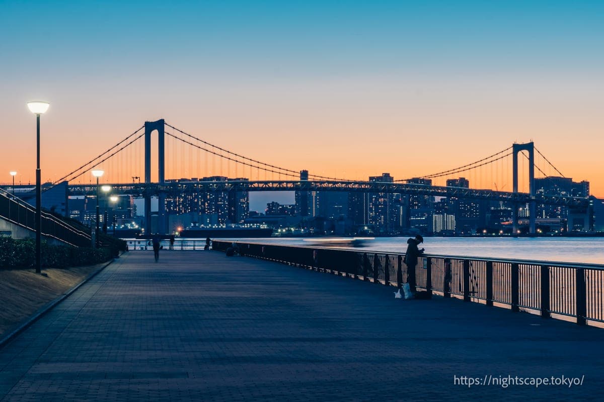 丰洲环绕公园散步道尽头的彩虹桥