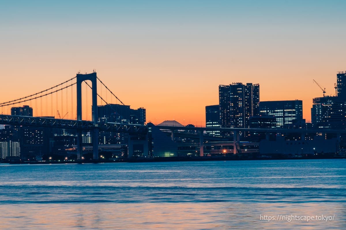 彩虹桥与富士山