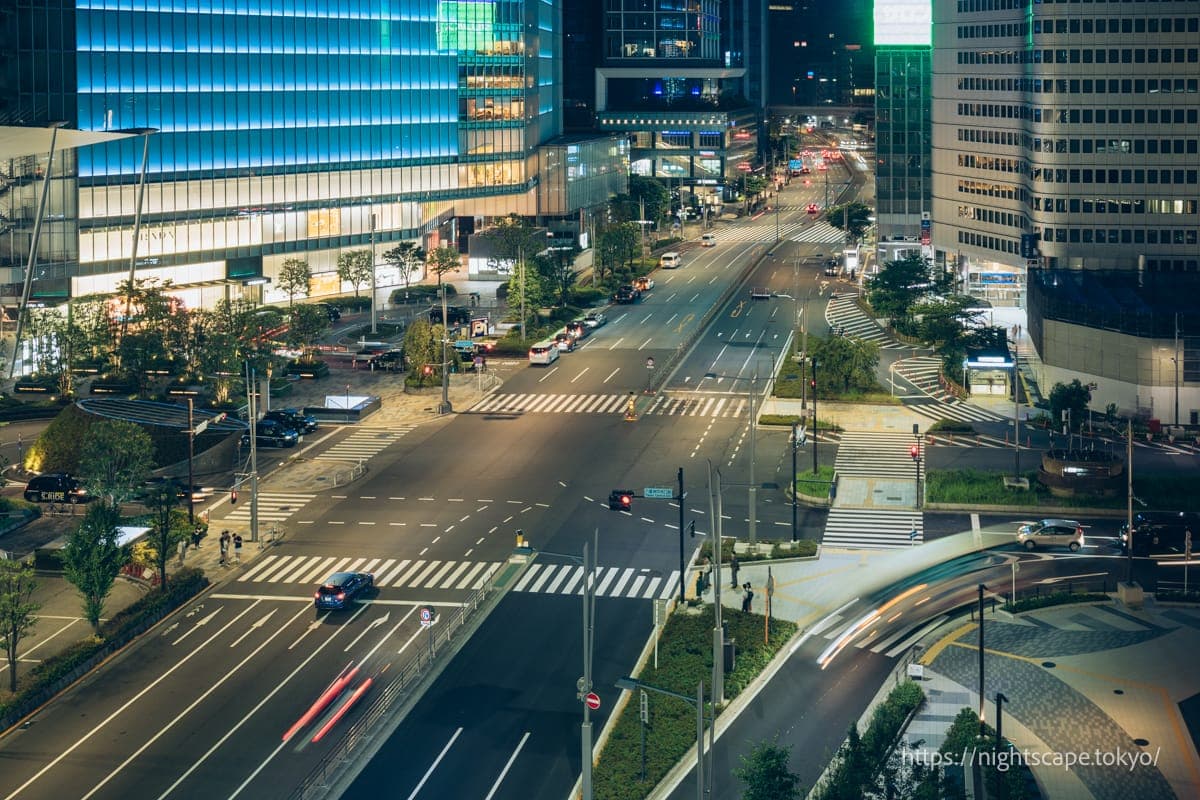 柳通上来往的车辆和行人