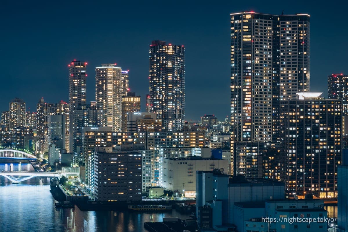 窗灯璀璨的高层建筑群