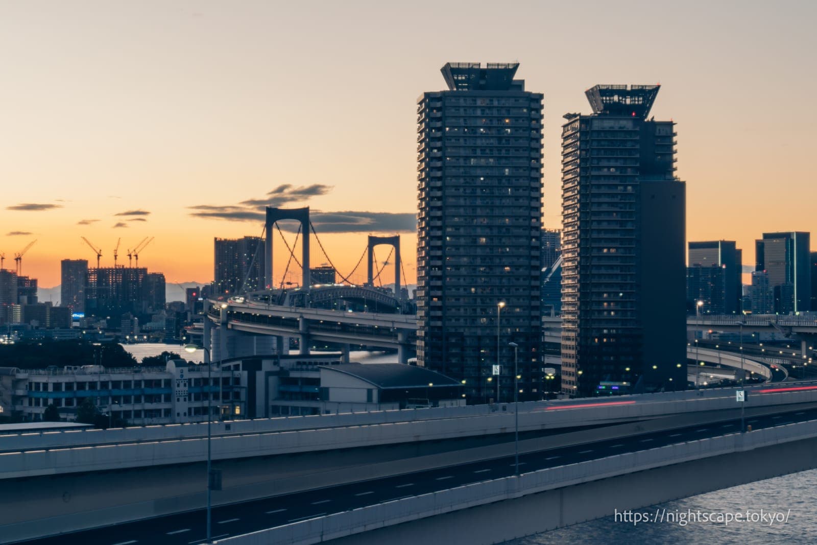 黄昏时分的彩虹大桥