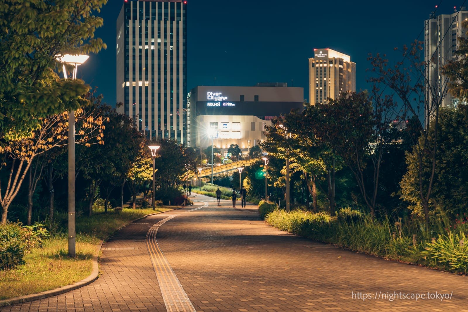 从梦之大桥眺望象征海滨步道公园