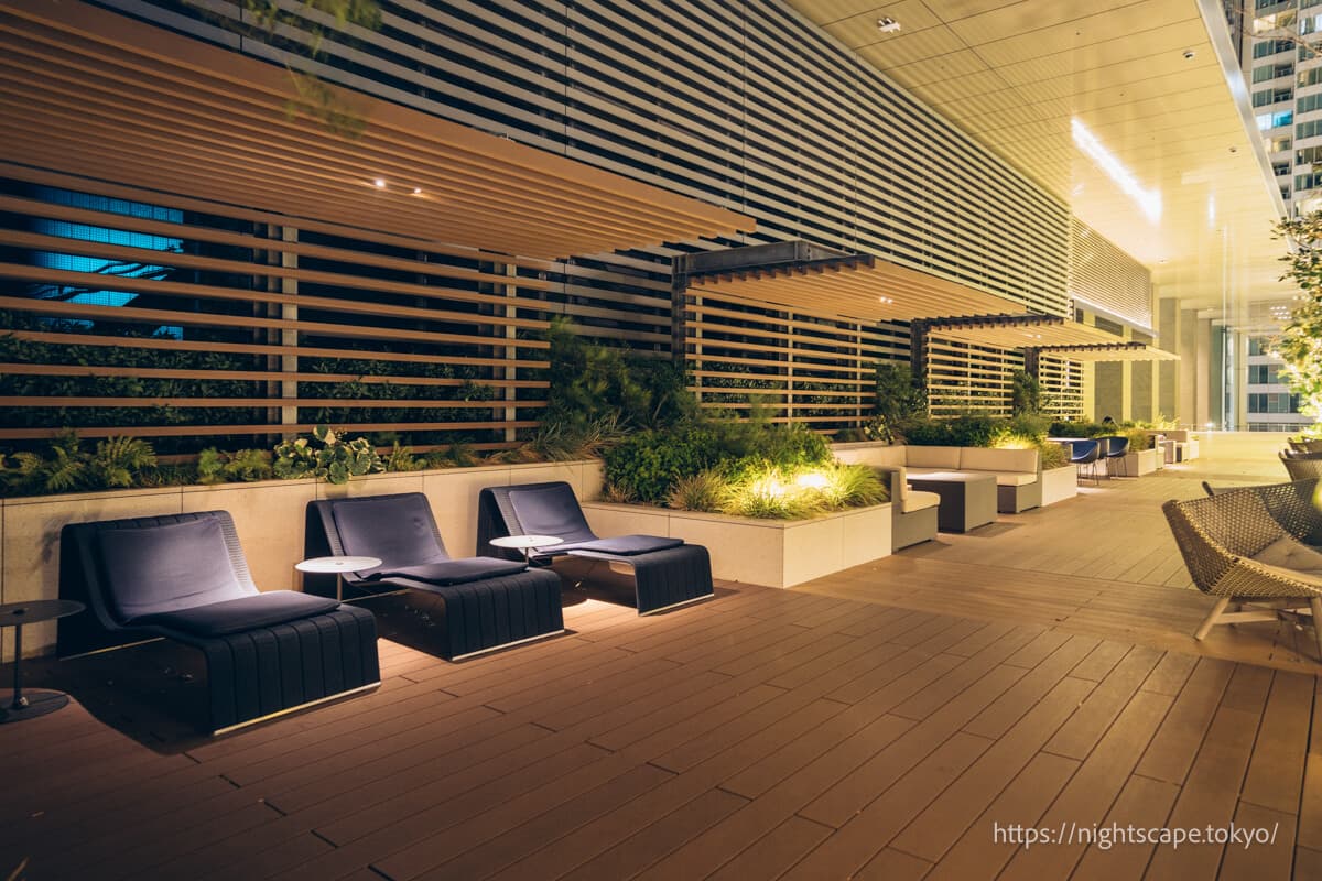 东京港城竹芝跳跃露台设置的长椅