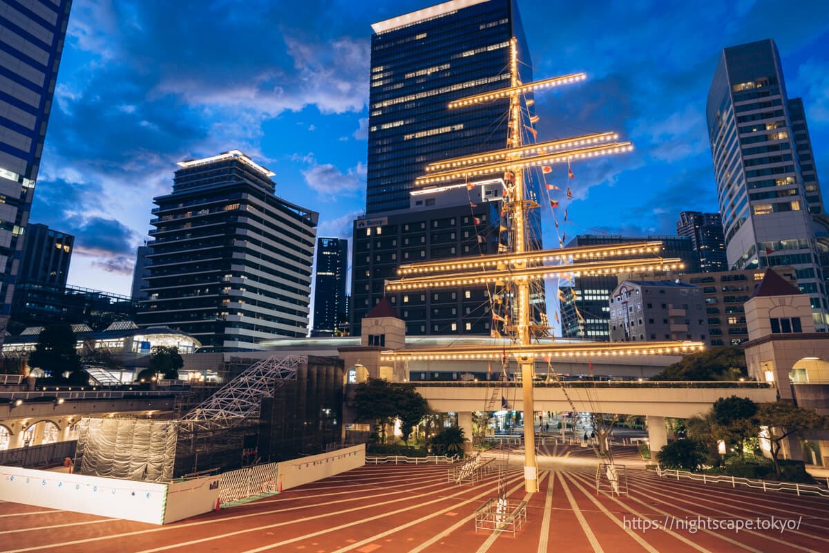 竹芝码头公园内以船帆为意象的纪念碑