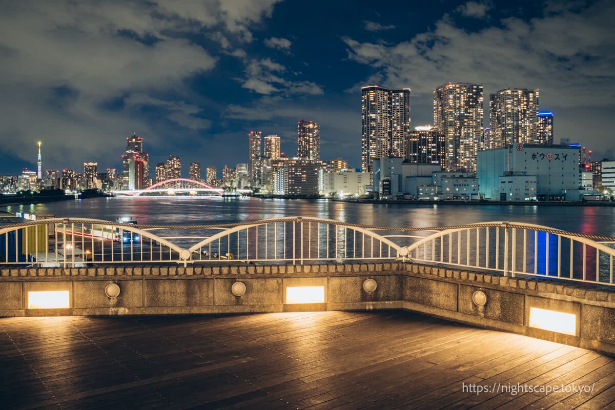 从竹芝客船码头眺望晴海地区的塔楼公寓群